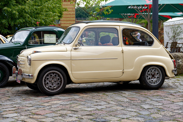 Abarth 850 TC (1958) – heißgemachter Fiat 650, hier noch mit den hinten angeschlagenen Türen – Oldtimer Open Air 2024