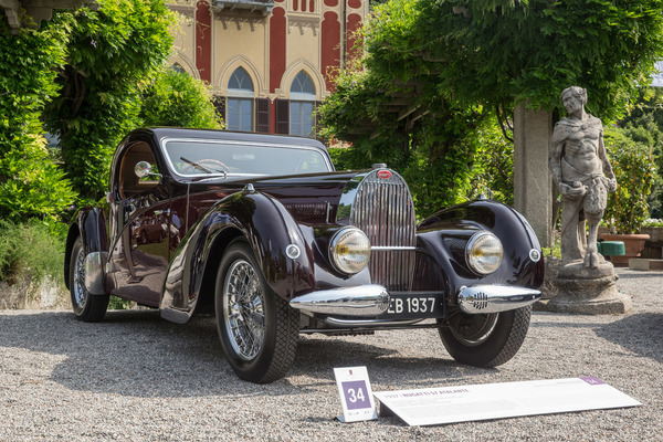 Aber klar, beim Anblick dieses Bugatti 57 Atalante bleibt jeder Blick hängen.