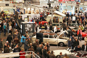 Aber zwischen den vielen Autos findet man vielleicht exakt seinen Traum-Oldtimer (Bremen Classic Motorshow 2018)