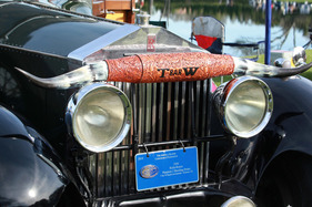 Abermals ein Rolls-Royce Phantom I, diesmal mit hölzernem Shooting-Brake-Aufbau und gehörnter Trophäe am Kühler.