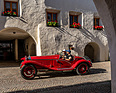 Abfahrt Richtung Stelvio: 1932er Alfa Romeo 6C 1750 GS Brianza in der historischen Altstadt von Glurns, das auf Italienisch Glorenza heißt.