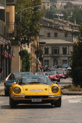 Abfahrt, vorne ein Dino 246 GT - 20. Int. FCD Ferrari Dino Meeting Silvaplana-St. Moritz 2025