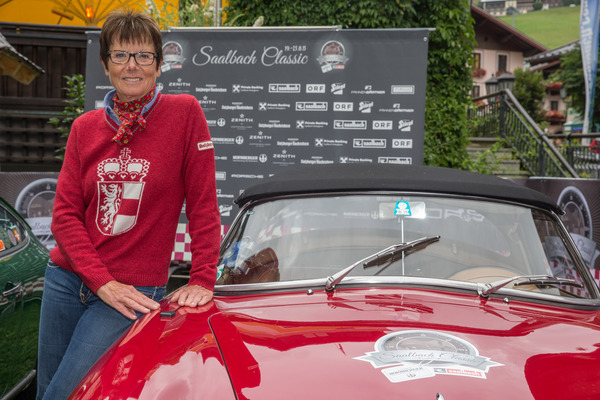 Abfahrtweltmeisterin Annemarie Moser-Pröll mit einem Porsche 356 auf vier Rädern statt auf zwei Skiern - Saalbach Classic 2015