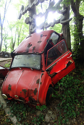 Abgestürzt - Goggomobil von Glas - Autoskulpturenpark Neandertal