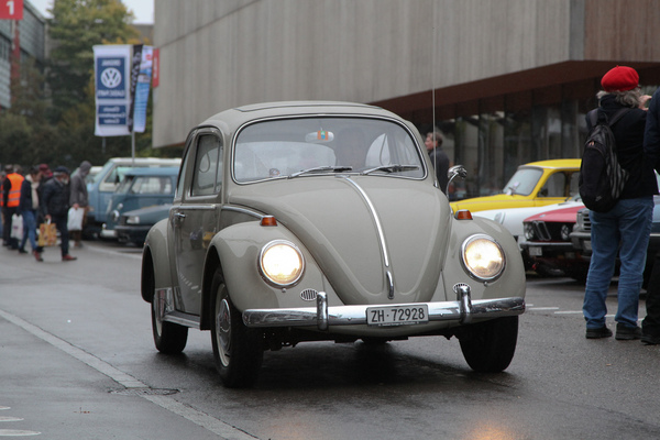 Abreise - ein VW Käfer macht sich auf den Heimweg - Oldtimermesse St. Gallen 2018