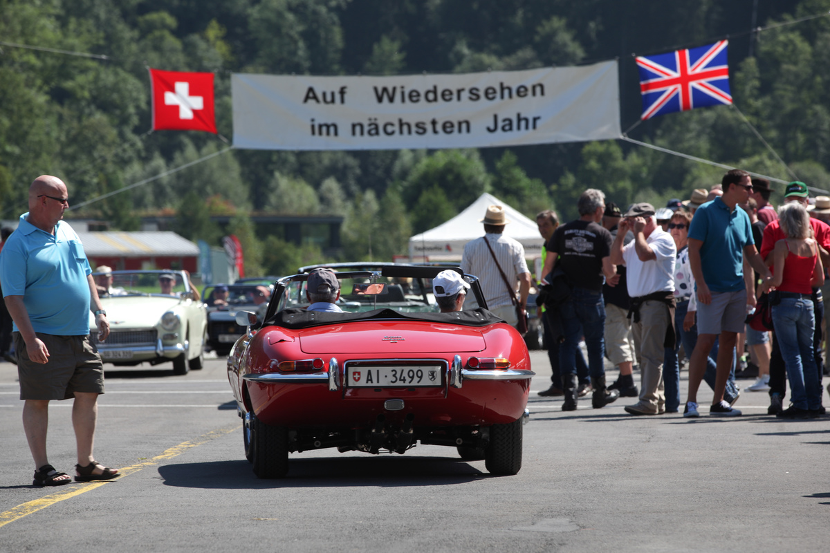 Departure in the red Jaguar E-Type - British Car Meeting BCM in Mollis 2019