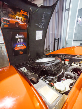Adams Brothers m-505 Probe 16 (1969) - Geöffnete Motorhaube mit Postern von 'A Clockwork Orange'