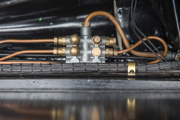 Adler Diplomat Geländesport (1935) - Ästhetik der Technik - der Verteiler für die Zentralschmierung und der zwar neuen, jedoch authentisch wirkenden Verkabelung