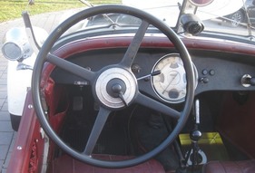 Adler Diplomat Geländesport (1935) - Blick ins Cockpit mit Suchscheinwerfer, Vierspeichenlenkrad mit Zündverstellung, Zündschlüssel, Kombiinstrument, Lichtschalter, Schlat- und Handbremshebel