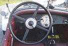 Adler Diplomat Geländesport (1935) - Blick ins Cockpit mit Suchscheinwerfer, Vierspeichenlenkrad mit Zündverstellung, Zündschlüssel, Kombiinstrument, Lichtschalter, Schlat- und Handbremshebel