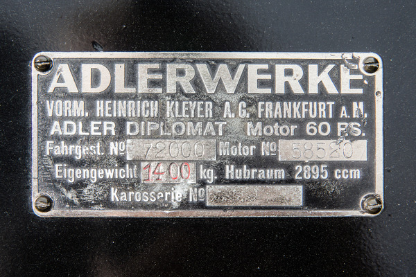 Adler Diplomat Geländesport (1935) - Das Originaltypenschild jetzt mit vier zeitgemäßen Schrauben befestigt