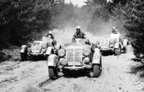 Adler Diplomat Geländesport (1935) - Das Team Nr. 57 bei einer Geländefahrt in den 30ern. Die Fahrzeuge hatten lediglich Heckantrieb, die Beifahrer sorgen für zusätzliche Traktion