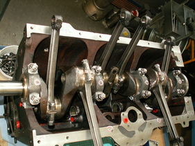 Adler Diplomat Geländesport (1935) - Der 6-Zylindermotor des Adler Diplomat wurde einer professionellen Revision unterzogen. Hier ein Blick von der Ölwannenseite auf Kurbelwelle und Pleuel