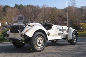 Adler Diplomat Geländesport (1935) - Der Blick von hinten rechts zeigt den nach oben geführten Auspuff, die beiden von aussen zugänglichen Reserveräder & den darunter liegenden "Kofferraum"