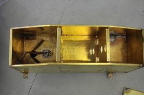 Adler Diplomat Geländesport (1935) - Der Tank weist Schottwände auf, links die Mechanik für die Tankanzeige