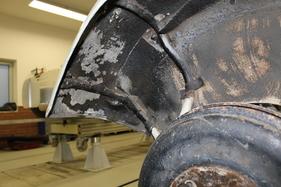 Adler Diplomat Geländesport (1935) - Der hintere Kotflügel macht den Eindruck, als sei er in der Vergangenheit mit Unterbodenschutz behandelt worden