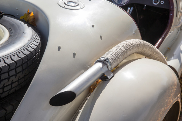 Adler Diplomat Geländesport (1935) - Detail der Auspuffanlage, Mitte oben die instandgesetzte Tankanzeige