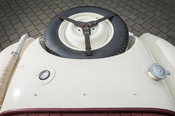 Adler Diplomat Geländesport (1935) - Die Heckpartie mit Auspuff, Tankanzeige, Reserverädern und Tankdeckel