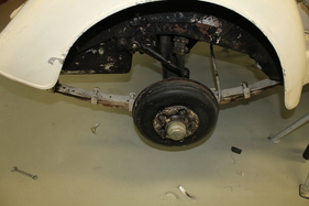 Adler Diplomat Geländesport (1935) - Die starre Hinterachse mit Bremstrommel, Blattfeder und Hebelstoßdämpfer