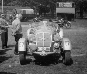 Adler Diplomat Geländesport (1935) - Starvorbereitung zu einer Geländefahrt