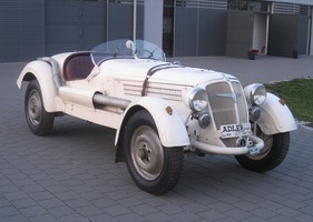 Adler Diplomat Geländesport (1935) - Um Bodenfreiheit zu gewinnen, wird der Auspuff seitlich nach oben geführt, daher nur eine Tür links