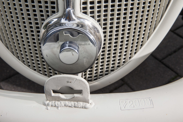 Adler Diplomat Geländesport (1935) - Unteres Detail des Kühlers mit Führung für die Andrehkurbel und rechts der Chassisnummer 72000