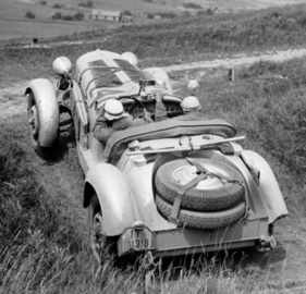 Adler Diplomat Geländesport (1935) - vorn die Matten zur Bewältigung matschigen Untergrunds, hinten Hacke und Spaten und zwei Abschlepphaken