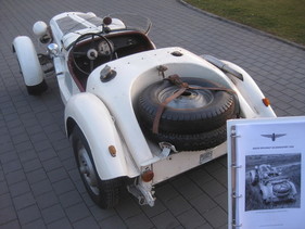 Adler Diplomat Geländesport (1935) - zum Vergleich im Vordergrund das Foto von 1935 - Links der Tankeinfüllstutzen, rechts die Tankanzeige