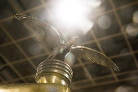 Adler-Kühlerfigur auf einem Auto der passenden Marke – Bremen Classic Motorshow 2024