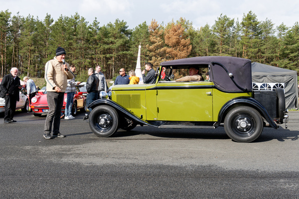 Bild Adler Primus (1932) – sachkundiger Moderator präsentiert das Fahrzeug und interviewt den Eigner – Oldtimer-Show Berlin 2022
