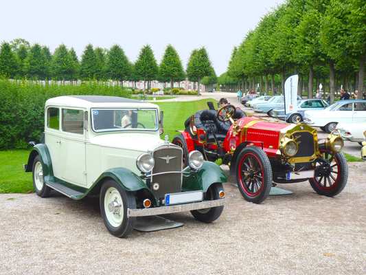 Bild: Adler Primus (ca. 1933) und DeDion Bouton (1909) - an der 11. International Concours d’Elegance 2015 in Schwetzingen