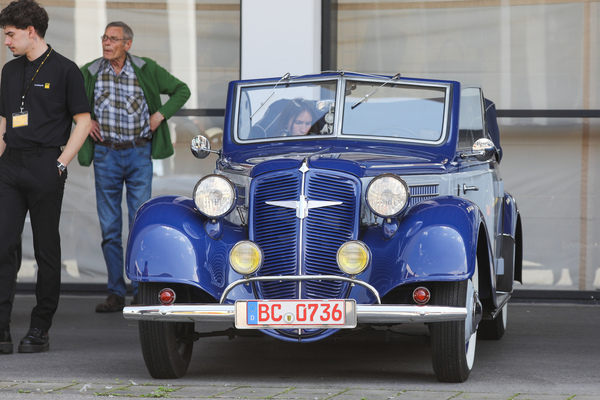 Adler Trumpf Junior Cabriolet der Dreissigerjahre auf dem Oldtimer-Besucherparkplatz - Klassikwelt Bodensee 2024