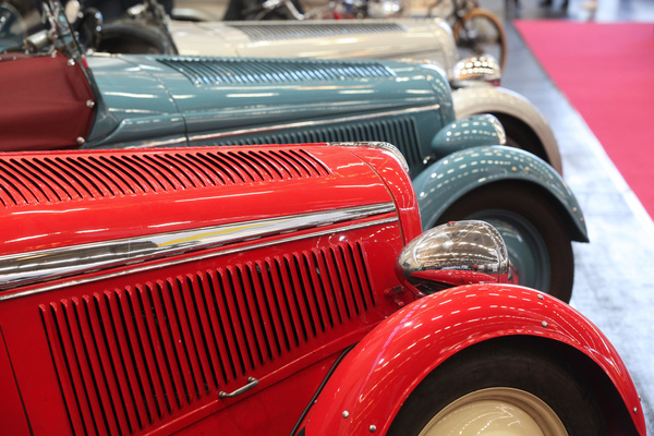 Bild: Adler Trumpf in Reih' und Glied auf dem Clubstand - Retro Classics Cologne 2018
