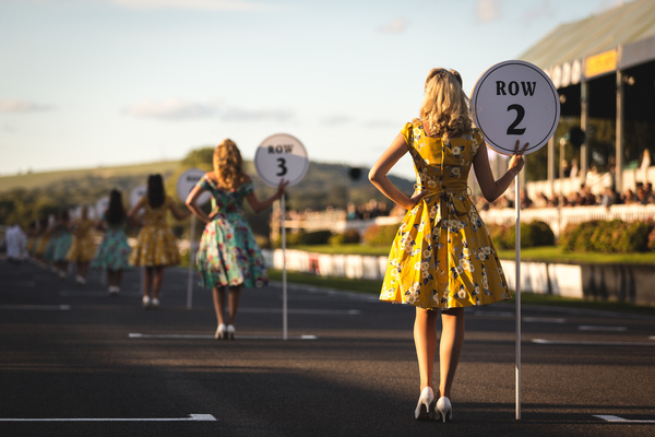 Adrett gekleidete Grid-Girls im Abendlicht - Goodwood Revival 2018