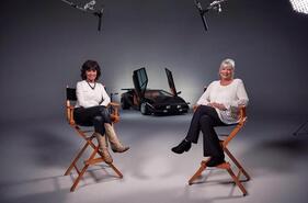 Bild Adrienne Barbeau und Tara Buckmann vor dem Film-Countach - 45 Jahre Lamborghini Countach LP 400 S im Film "The Cannonball Run"