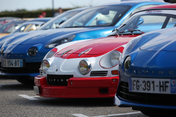 Ähnlich, aber nicht gleich - eine klassische Berlinette zwischen modernen Alpine A110 - 1ère Rencontre Franco-Suisse Alpine 2019