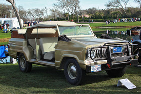 Ähnlich konsequent für den anspruchsvollen Safaristen aufgebrezelt - 1968er Jeep Wrangler mit gefährlich offenen Flanken.