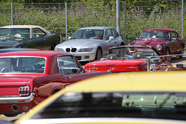 Ältere und neuere Autos wild gemischt, das Z3 Coupé kratzt am oberen Alterslimit - 3. Youngtimer- und Classictreffen Pratteln am 15. Juli 2018