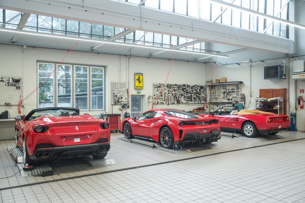 Ältere und neuere Ferrari Sportwagen - SHRT GV 2020 / Niki Hasler AG