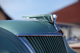 Aerodynamische Kühlerfigur auf dem Chrysler Airflow - Emil Frey Classics / Zwischengas.com Oldtimer-/Youngtimer-Saisonabschluss-Brunch 2019 Aerodynamische Kühlerfigur auf dem Chrysler Airflow - Emil Frey Classics / Zwischengas.com Oldtimer-/Youngtimer-Saisonabschluss-Brunch 2019