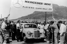 Afrika-Rallye im Jahr 1959 - der siegreiche Mercedes-Benz 220 SE am Ziel in Kapstadt, an Bord Karl Kling Beifahrer Rainer Günzler (links) Afrika-Rallye im Jahr 1959 - der siegreiche Mercedes-Benz 220 SE am Ziel in Kapstadt, an Bord Karl Kling Beifahrer Rainer Günzler (links)
