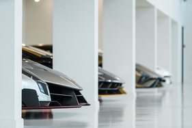 Aggressive Schnauzen schauen hinter den Säulen raus - Museo Automobili Lamborghini Aggressive Schnauzen schauen hinter den Säulen raus - Museo Automobili Lamborghini