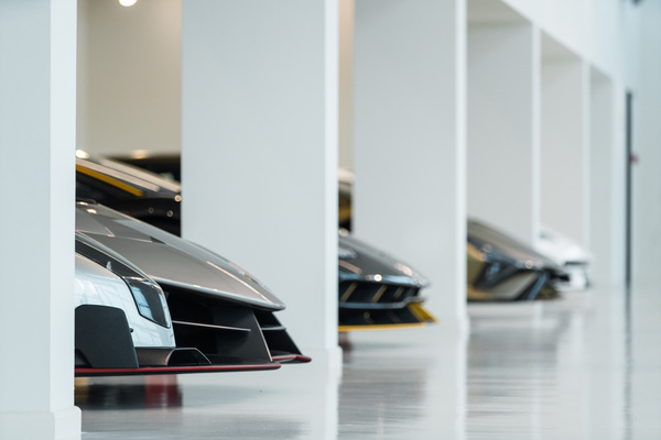 Bild: Aggressive Schnauzen schauen hinter den Säulen raus - Museo Automobili Lamborghini