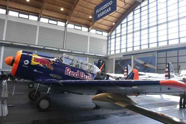 Akrobatikflieger machen ihre Maschine startklar - Klassikwelt Bodensee 2017