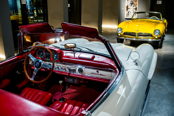 Bild Aktuelle Ausstellung zum Thema "Menschen" - Gegenüberstellung BMW 507 und Mercedes-Benz 300 SL Roadster - Museum Art & Cars in Singen