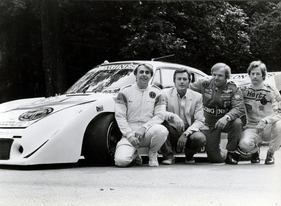 Alain Delon und sein Le-Mans-Rennteam mit einem Porsche 935 im Jahr 1981