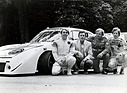 Alain Delon und sein Le-Mans-Rennteam mit einem Porsche 935 im Jahr 1981