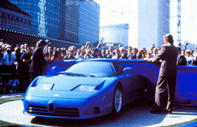 Alain Delon zeigt den Bugatti EB110 erstmals in Paris (1991)
