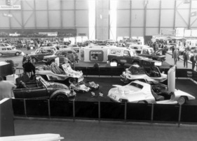 Albar Sonic (1982) - am Genfer Automobilsalon von 1982 - grosser Albar-Stand mit der Premiere des Sonics im Zentrum Albar Sonic (1982) - am Genfer Automobilsalon von 1982 - grosser Albar-Stand mit der Premiere des Sonics im Zentrum