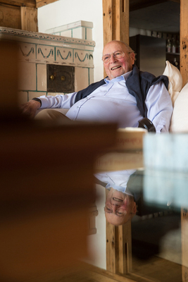 Albert Obrist beim Interview in seinem Chalet in Gstaad